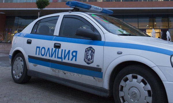 Полицейска кола пламна в движение до студентските общежития на Русенския университет (ВИДЕО)